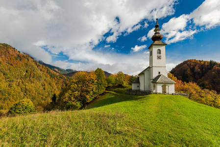 斯洛文尼亚山区未被发现的乡村教堂或教堂。