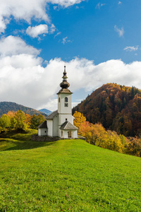 秋天斯洛文尼亚美丽的乡村教堂或教堂。