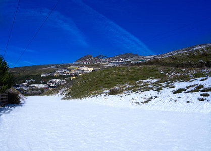 内华达山脉村和雪滑雪胜地在格拉纳达西班牙