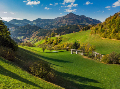 在斯洛文尼亚农村有牧场的起伏的山丘。