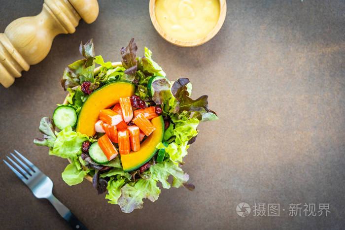蟹棒肉新鲜蔬菜沙拉木碗加蛋黄酱健康食品风格