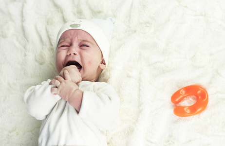 新生儿正在哭泣。 新生婴儿又累又饿。 孩子们在哭。 儿童床上用品。 婴儿在尖叫。 健康的婴儿出生后不久。婴儿在哭。