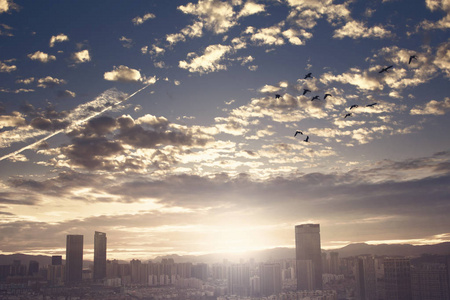 城市房地产概念城市在暮色天空和云彩中的背景