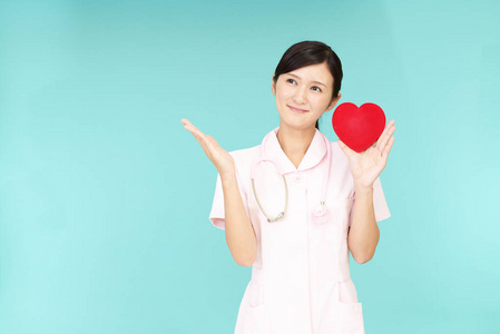 微笑的亚洲护士，红心