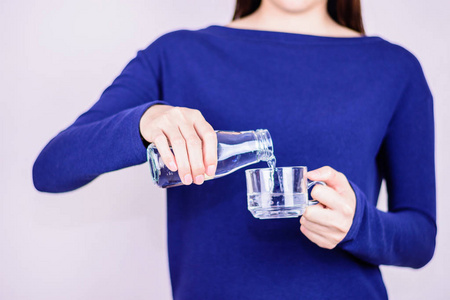 选择性地集中在手拿瓶子上.照片