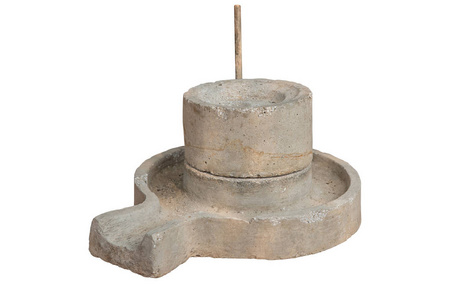 小麦磨床古代手工石磨孤立在白色背景工作与裁剪路径.照片