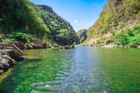 热带国家的河流和山脉图片