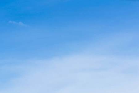 抽象的蓝色背景由白色空气组成.照片