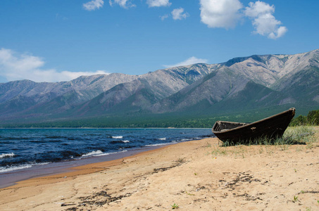 非常古老的木制渔船在夏天阳光明媚的日子里, 在俄罗斯贝加尔湖附近的海滩上搁浅