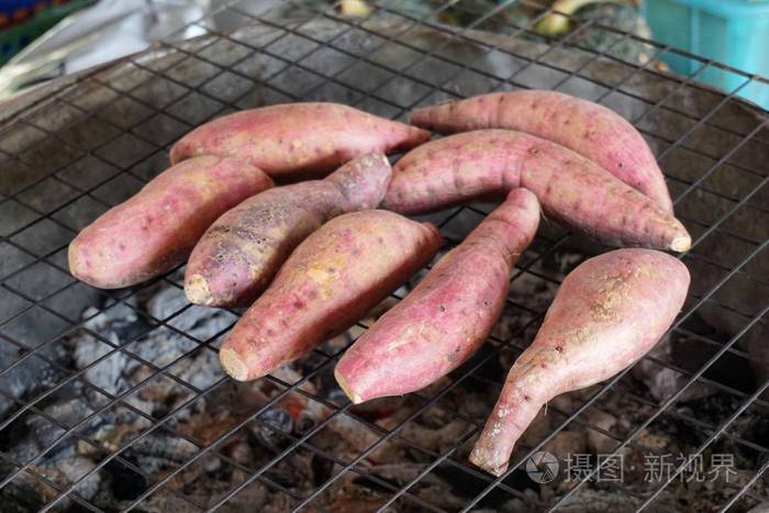 炉子上的木薯烤架