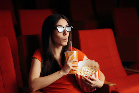 有爆米花看电影的滑稽女孩照片