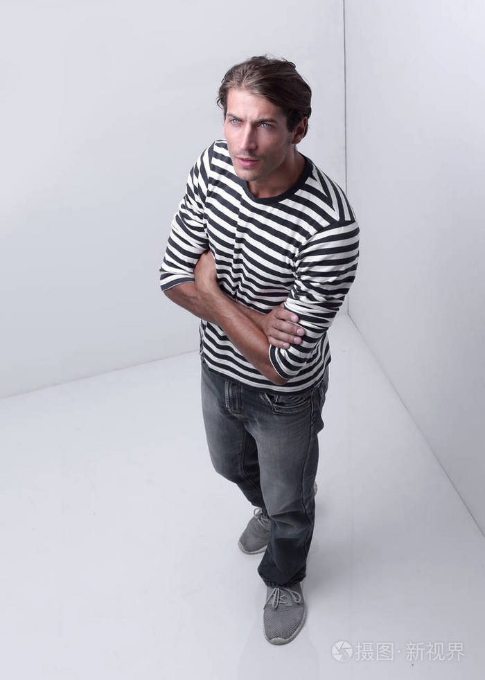 现代男人站在白色房间的角落