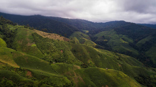 泰国南省的高角度山景。