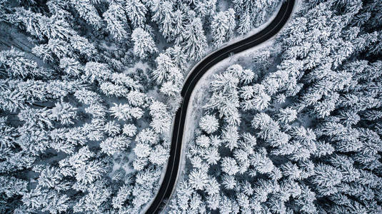 曲线路线在冬季风景鸟瞰。