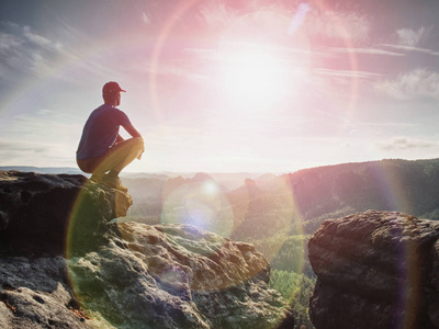 坐在山崖上看日出的人。 自然构成。