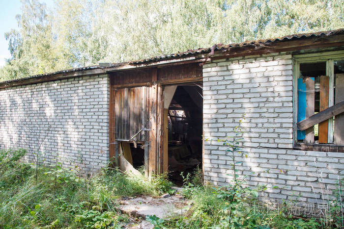 阳光明媚的夏日旧的废弃的破房子