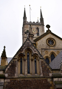 南华克大教堂。 有金色时钟和东端的塔。 伦敦南岸联合王国。