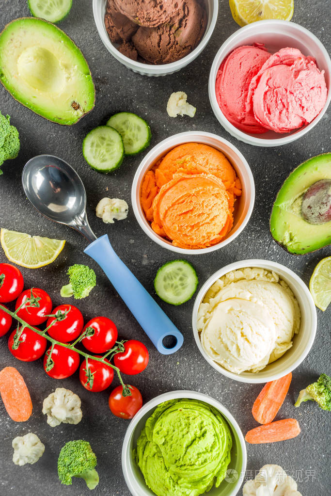 潮流纯素食品,夏季健康甜点理念,缤纷饮食蔬菜冰淇淋搭配牛油果,黄瓜
