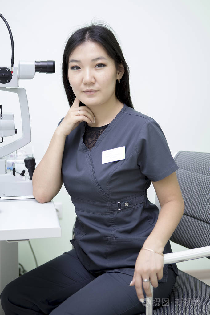 亚洲女眼科医生在她的工作场所使用设备