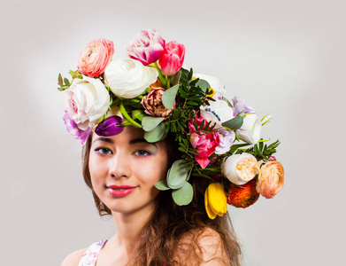 美丽的女士与绽放的花朵在她的头上