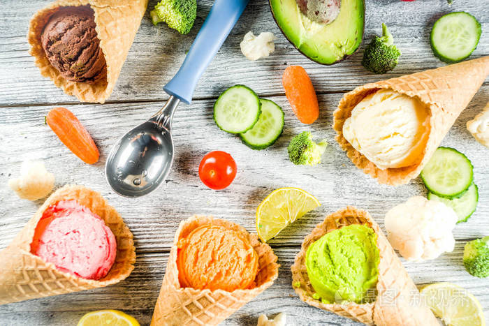 潮流纯素食品,夏季健康甜点理念,缤纷饮食蔬菜冰淇淋搭配牛油果,黄瓜