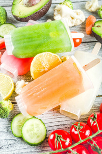 时尚纯素食品,蔬菜冰淇淋冰棒,鳄梨,黄瓜,番茄,甜菜,胡萝卜,西兰花