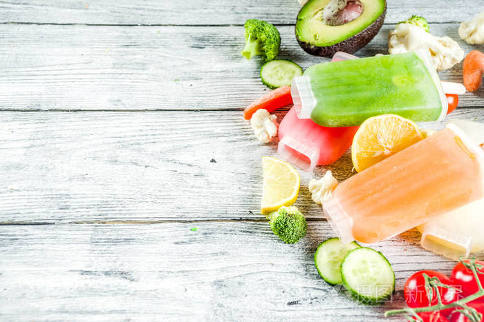 时尚的纯素食品蔬菜冰淇淋冰棒鳄梨黄瓜番茄甜菜胡萝卜花椰菜奶油