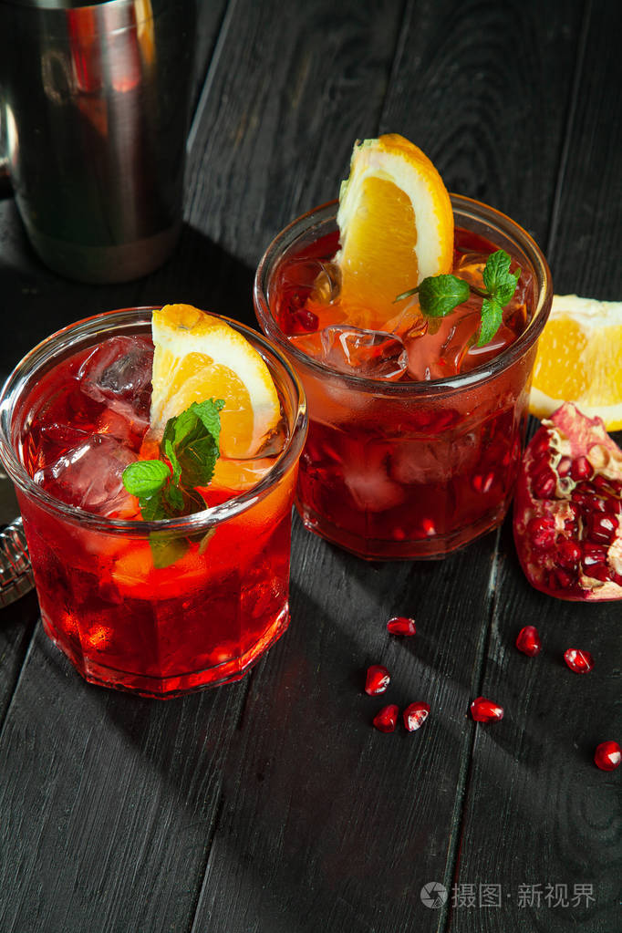 美味的红色酒精鸡尾酒近景.