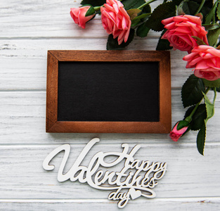 情人节浪漫背景黑板和木制背景上的玫瑰