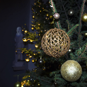 冷杉树枝上有球和节日的灯光，在圣诞节的背景上闪耀