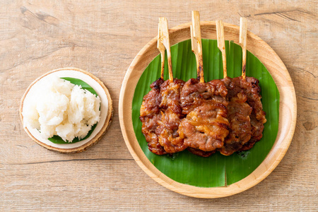 烤串牛奶猪肉加白糯米当地泰国街头美食风格