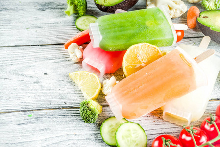 时尚的纯素食品,蔬菜,冰淇淋,冰棒,鳄梨,黄瓜,番茄,甜菜,胡萝卜