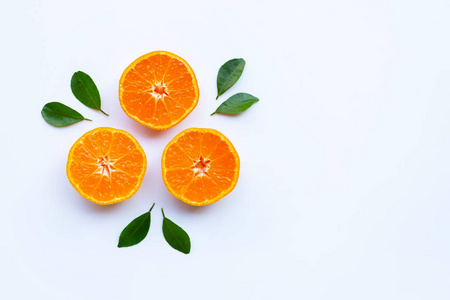 新鲜的橙色柑橘类水果，白色背景上有绿叶。 复制空间