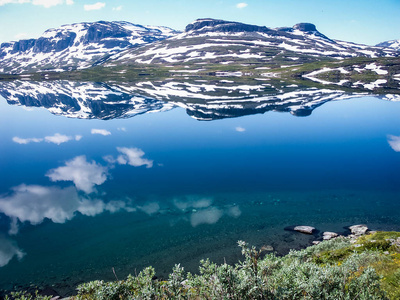 去挪威旅行。 高山河流湖泊山谷