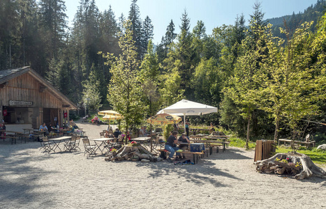 戈索村和它的木屋在奥地利阿尔卑斯山在一个阳光明媚的日子。