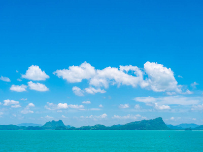 美丽的热带海洋，蓝天背景下的白云，用于旅行和度假