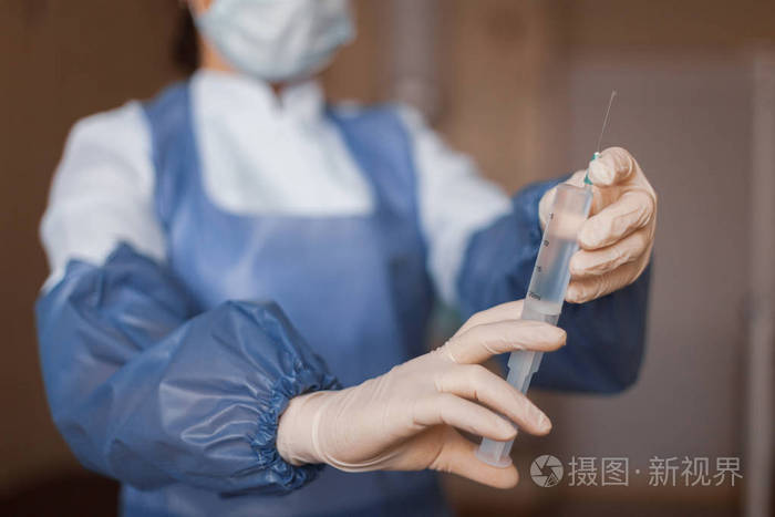 戴着医用手套的医生拿着带有抗生素的注射器护士准备打针近点