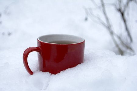 带茶的红杯在雪冬早晨复制空间