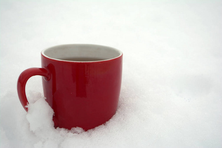 带茶的红杯在雪冬早晨复制空间