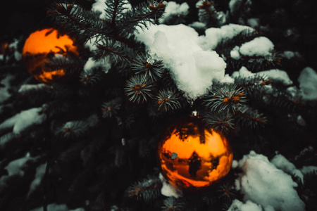 外面装饰着圣诞树，雪