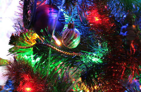 圣诞装饰和美丽的照明。 黄色绿色红色和蓝色的圣诞灯照亮了这个玩具，创造了一个神秘的童话故事的效果。