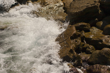 在保加利亚的黑海海岸休息. 元素力. 海浪撞击岩石.照片