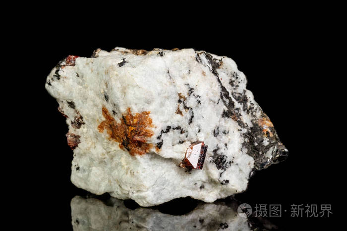 黑色背景上的大型锆石矿物石