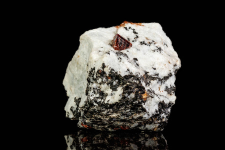 黑色背景上的大型锆石矿物石
