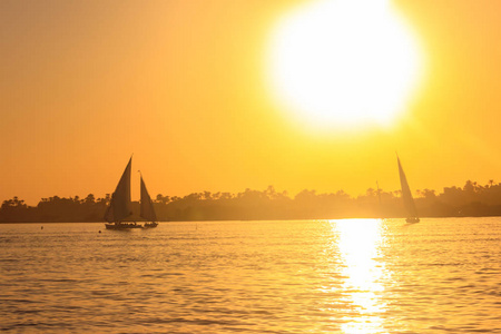 埃及卢克索日落时乘坐帆船观看尼罗河