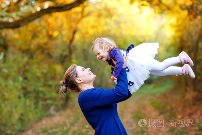 妇女与美丽的女婴在自然和森林.妈妈带着小孩子在户外, 拥抱.爱, 粘合