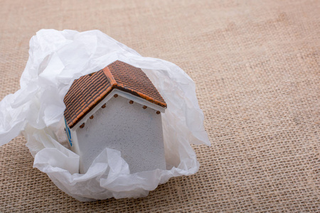 棕色背景纸包着的小模型房子