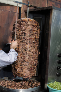 传统的土耳其唐纳烤肉串在杆上