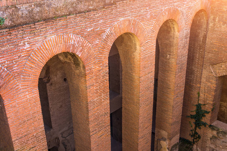 古老的红砖高拱照片
