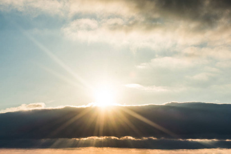 太阳在美丽的白云后,正午绿叶顶着太阳.阳光透过杨树的绿叶照进来.